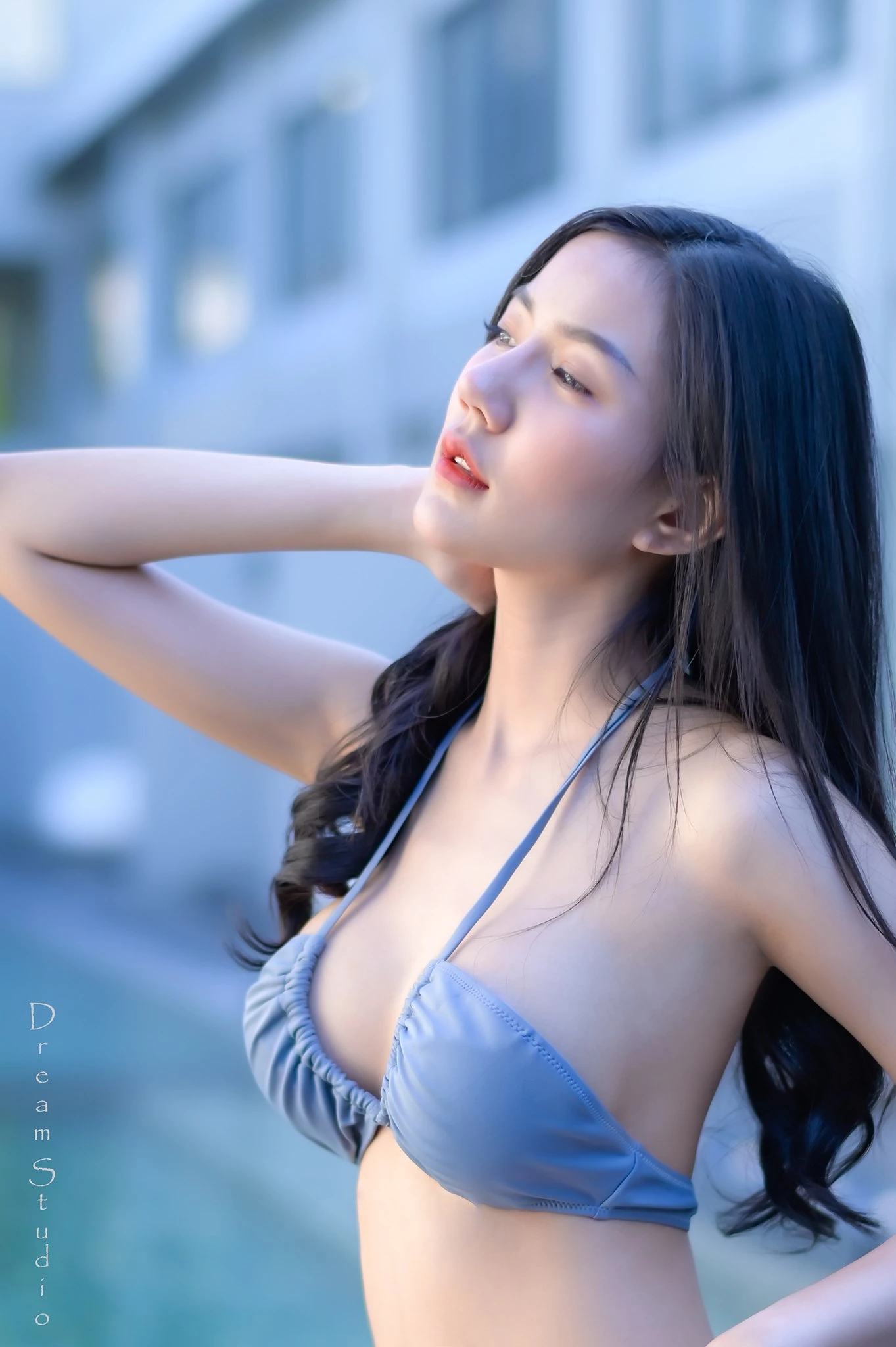 น้องออมสิน มีชื่อจริงว่า ออมสิน รัฐธีย์ทอง สาวสวยอีกคนที่เต็มไปด้วยเสน่ห์ และความสามารถมากมาย